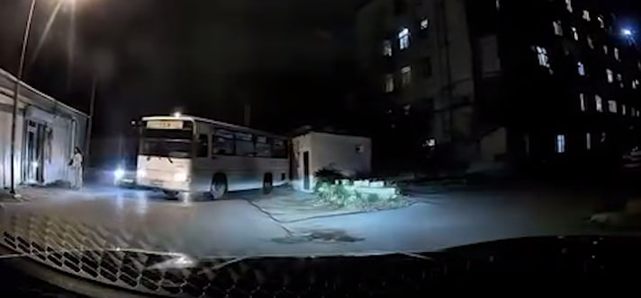 Bakıda sərnişin avtobusu yarımçıq tikiliyə çırpıldı - ANBAAN VİDEO