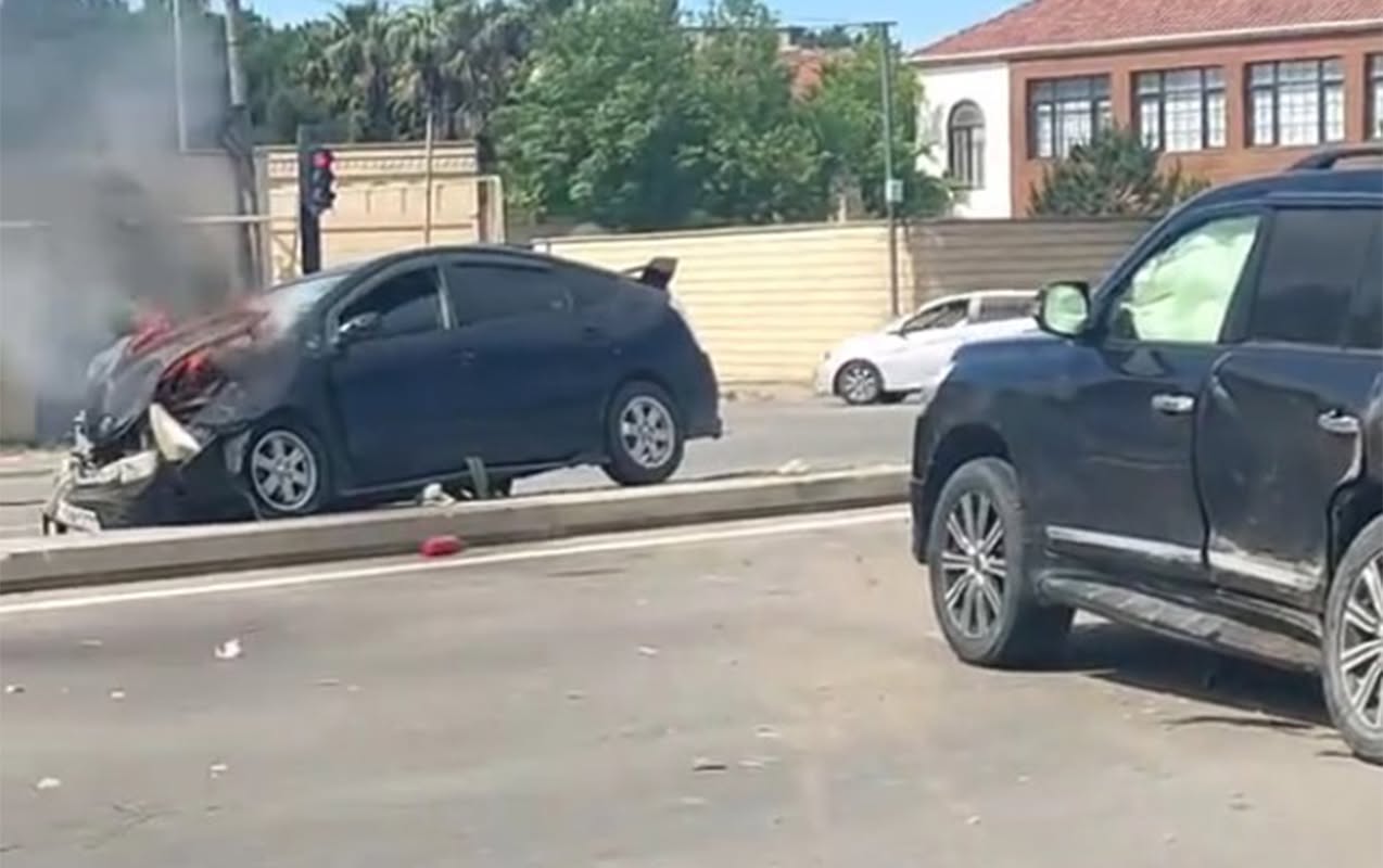 Mərdəkanda iki &ldquo;Toyota&rdquo; toqquşdu: Biri yandı &ndash; VİDEO