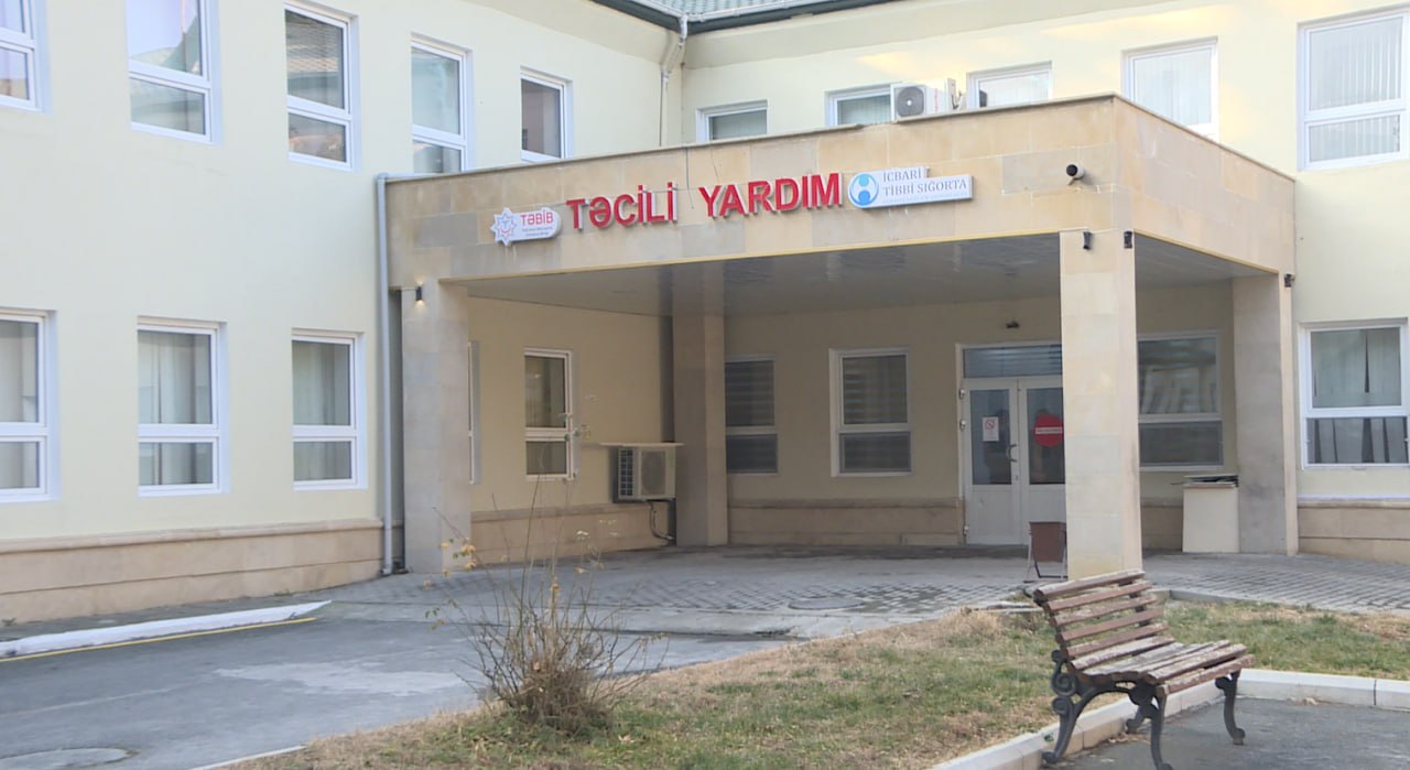Qaxda idarəetmədən çıxan maşın ağaca çırpıldı - FOTO Qaxda idarəetmədən çıxan maşın ağaca çırpıldı - FOTO