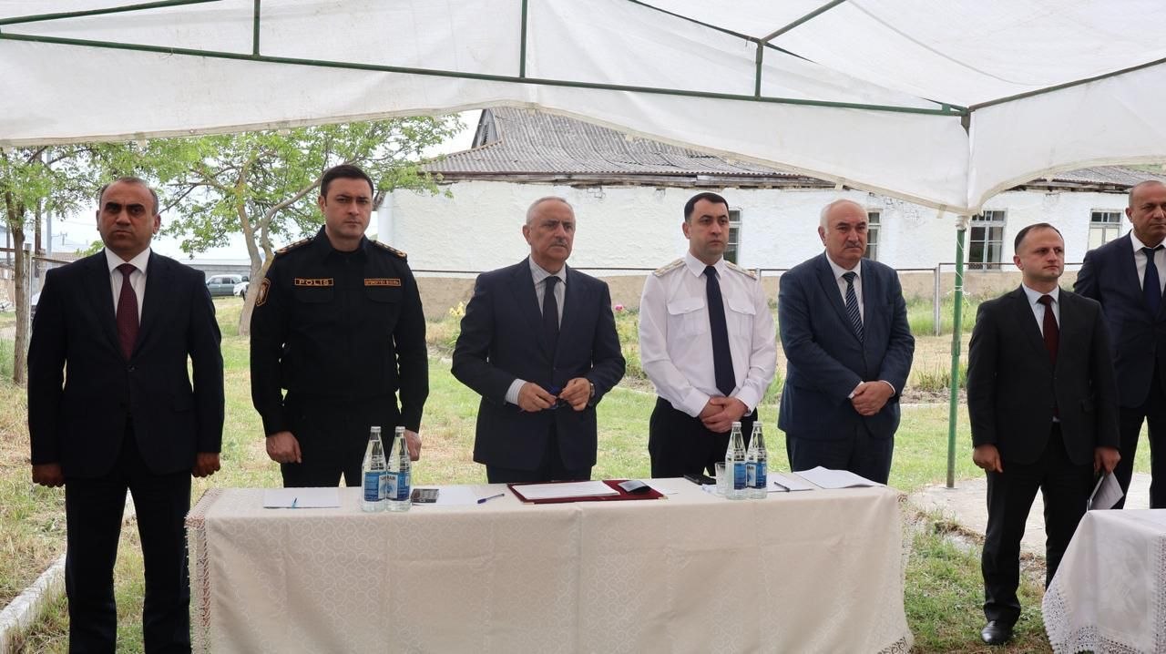 Sakinlər torpaq sahələri ilə bağlı Qusarın icra başçısından kömək istədilər - FOTO Sakinlər torpaq sahələri ilə bağlı Qusarın icra başçısından kömək istədilər - FOTO