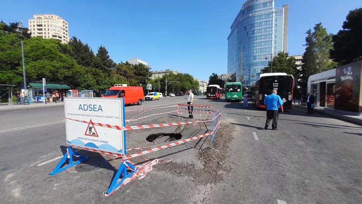 Sürücülərin nəzərinə! Bakının mərkəzində yol çökdü &ndash; FOTO