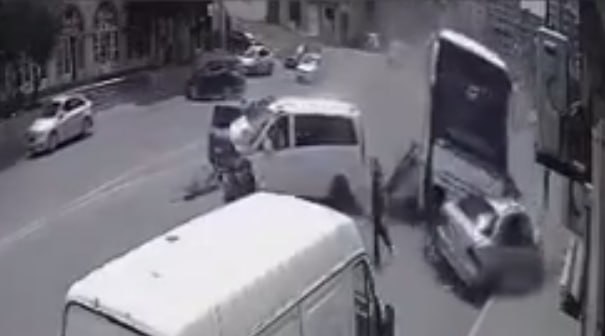 Bakıda yeddi avtomobilin toqquşduğu qəzanın ANBAAN VİDEOSU