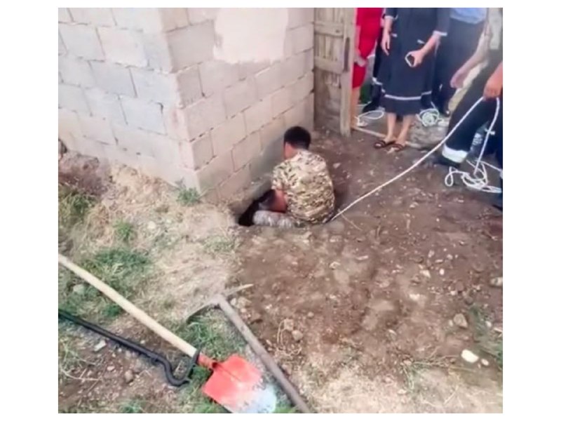 Qazaxıstanda 1 yaşlı uşaq tualet çuxuruna düşdü - VİDEO