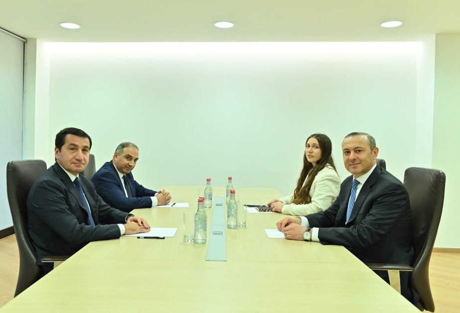 Hikmət Hacıyev Ermənistanda Qriqoryanla GÖRÜŞDÜ
