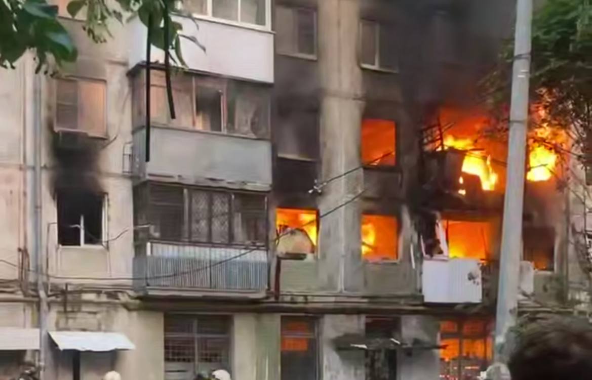 Samarada yaşayış binasında güclü partlayış: Sakinlər təxliyə edildi - VİDEO