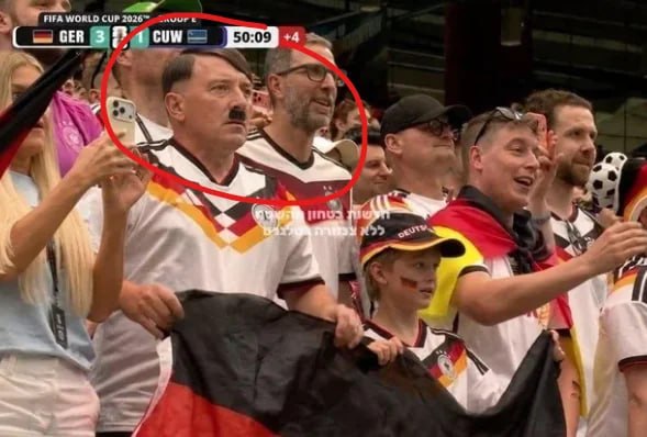 &ldquo;Hitler&rdquo; Almaniyanın matçında peyda oldu- Foto