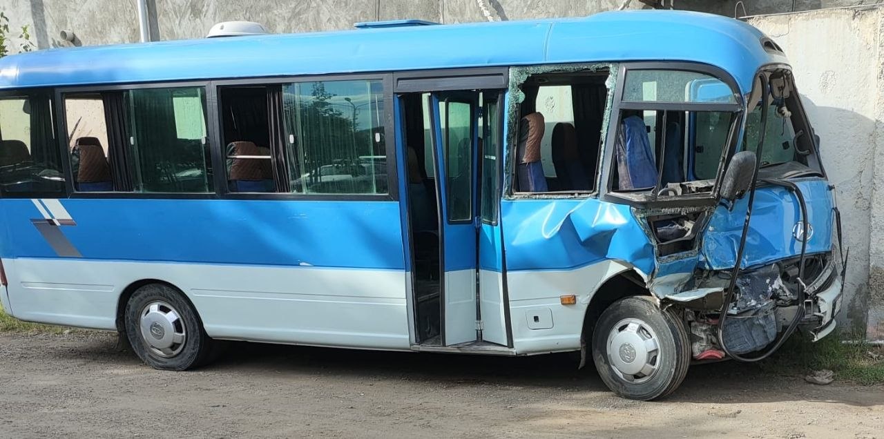 Sərnişin avtobusu “Range Rover”lə toqquşdu: yaralılar var - FOTO Sərnişin avtobusu “Range Rover”lə toqquşdu: yaralılar var - FOTO
