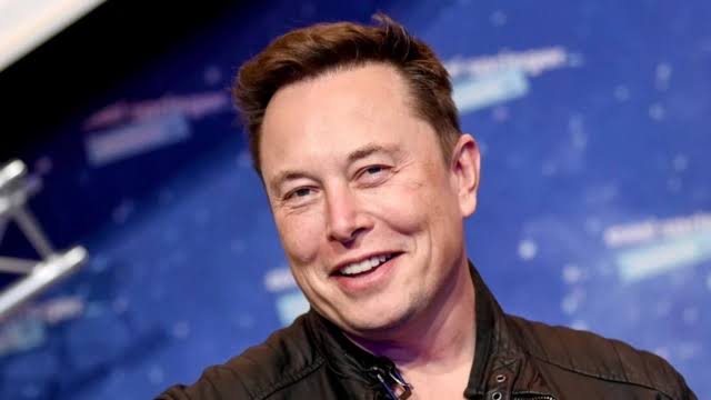 İlon Mask "SpaceX"in zəfərini kosmodromda mühəndislərlə qeyd etdi