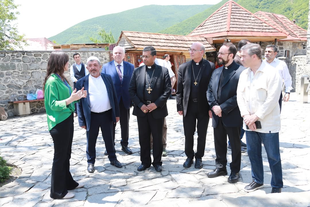 Vatikan kardinalı Şəkinin qədim abidələrini ziyarət edib - FOTO