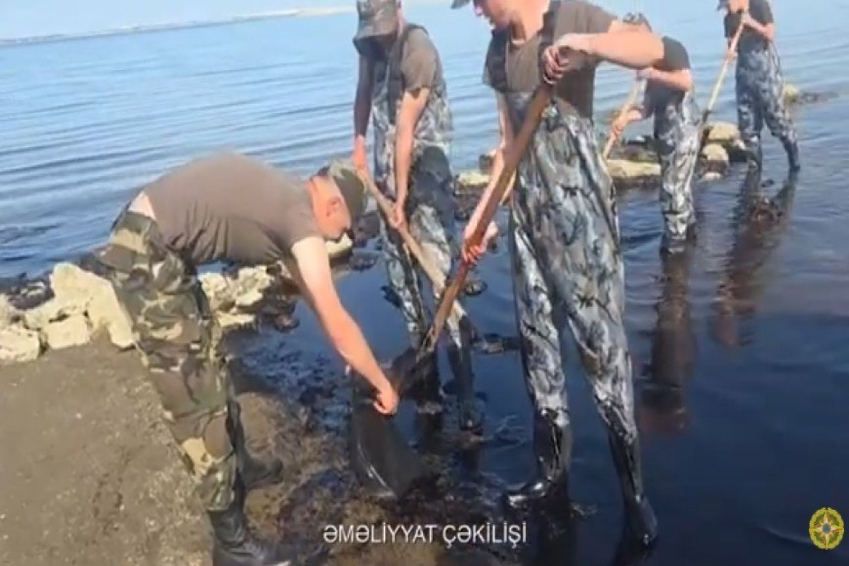 Dübəndidə sahilə yığılan neft qalıqları təmizləndi - VİDEO