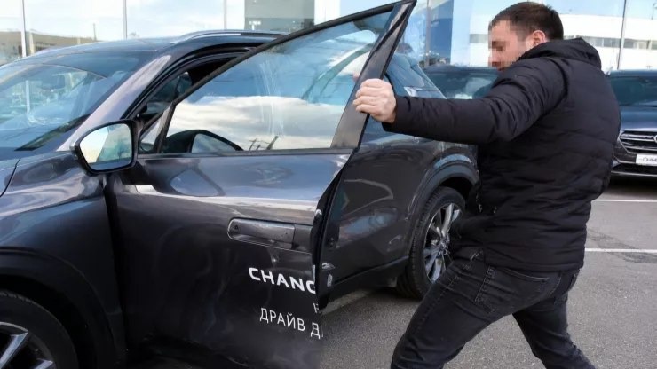 Bakıda taksi sürücüsü &ldquo;Changan&rdquo;ın qapısını kobud açan SƏRNİŞİNİ DÖYDÜ