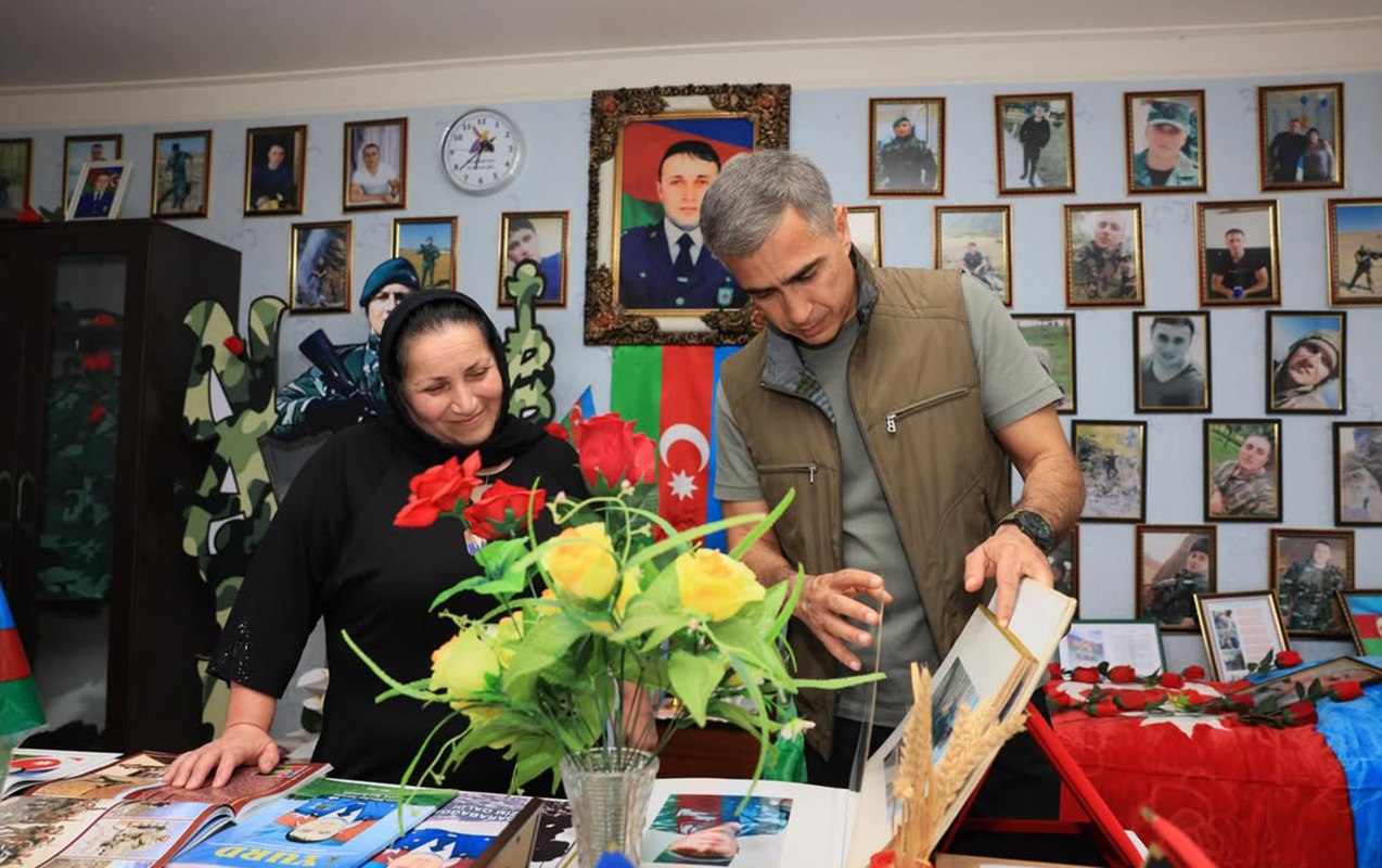Anar Ələkbərov Oğuzda şəhid ailəsinin qonağı oldu - FOTO Anar Ələkbərov Oğuzda şəhid ailəsinin qonağı oldu - FOTO