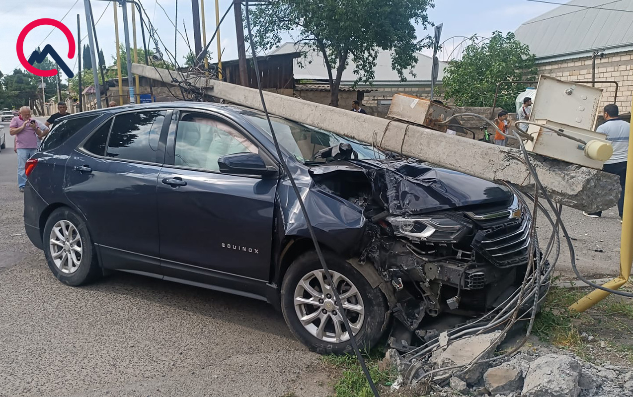 &ldquo;Chevrolet&rdquo; əvvəl &ldquo;Opel&rdquo;ə, daha sonra işıq dirəyinə çırpıldı - FOTO