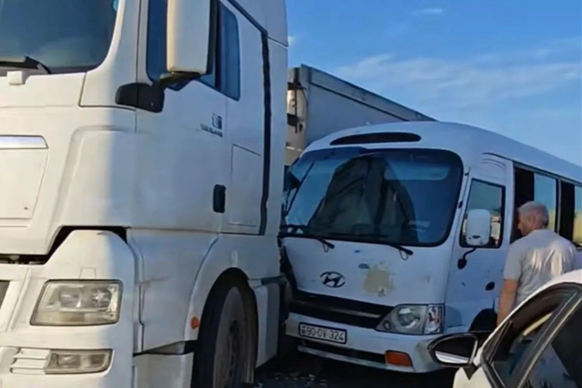Lökbatanda mikroavtobus yük maşınına çırpıldı - VİDEO