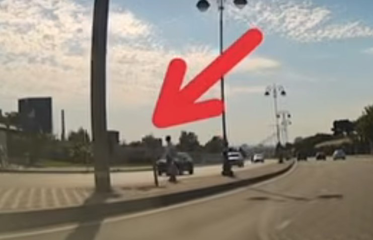 Yolda təhlükə yaradan piyada saxlanıldı &ndash; VİDEO