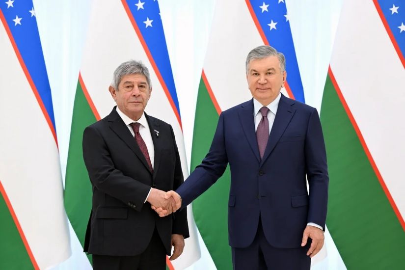 Şavkat Mirziyoyev Azərbaycan səfirini ordenlə təltif etdi
