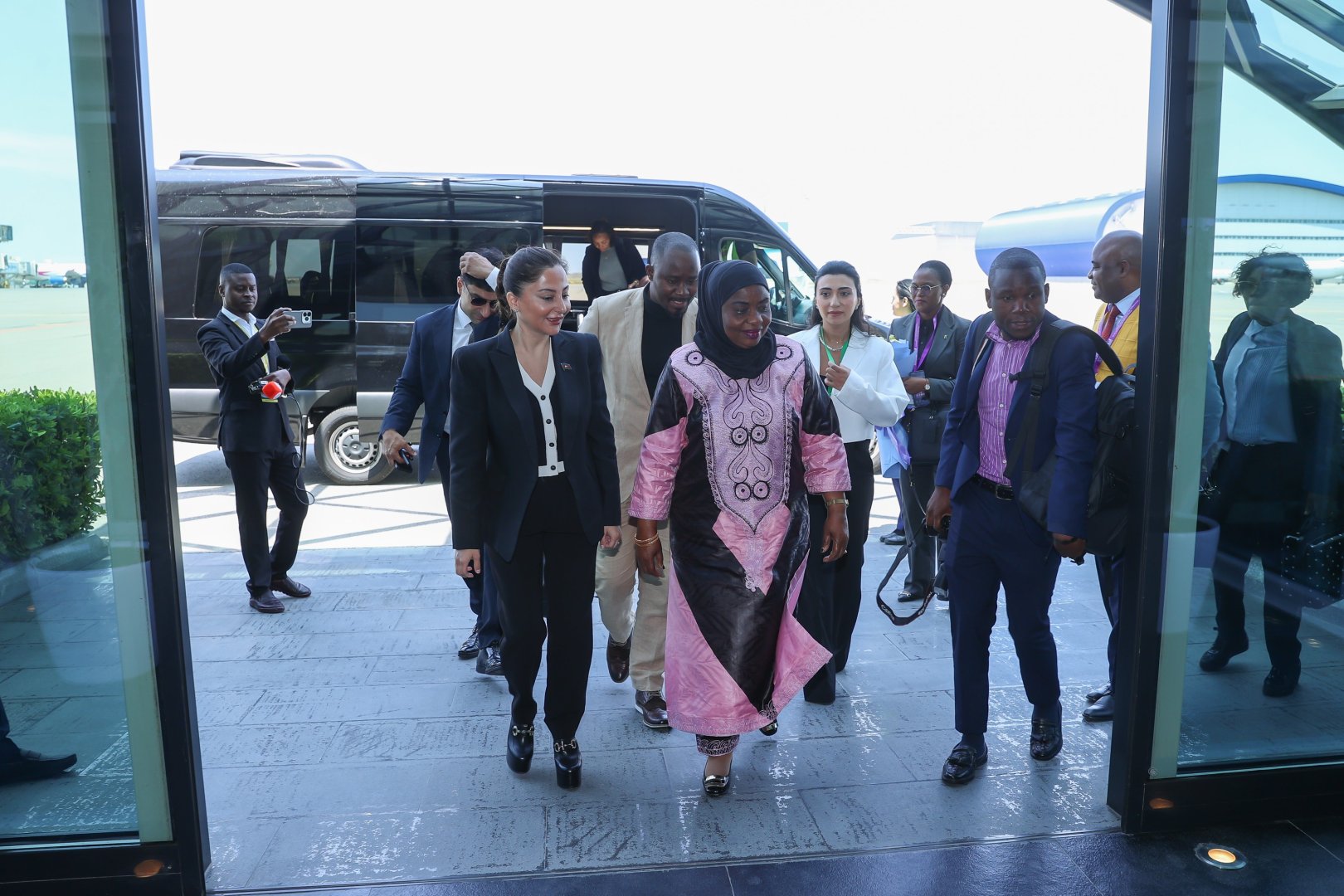 Mozambik parlamentinin sədri Azərbaycana gəldi &ndash; FOTO
