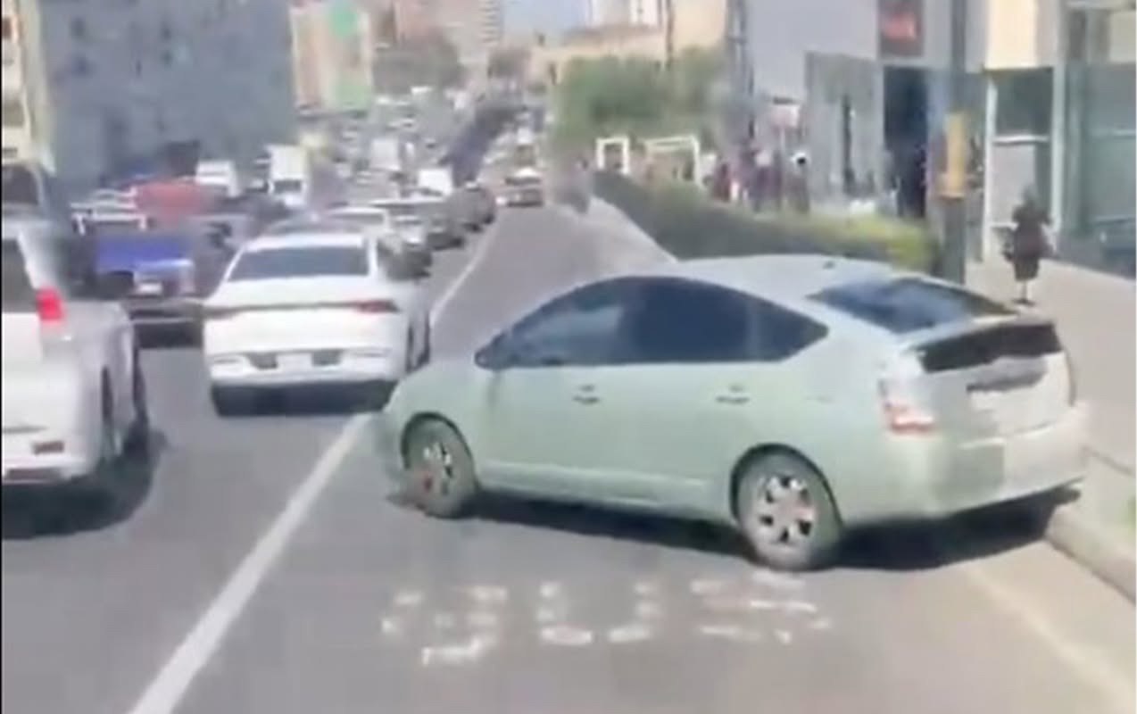 Maşını avtobus zolağında saxlayıb getdi &ndash; VİDEO