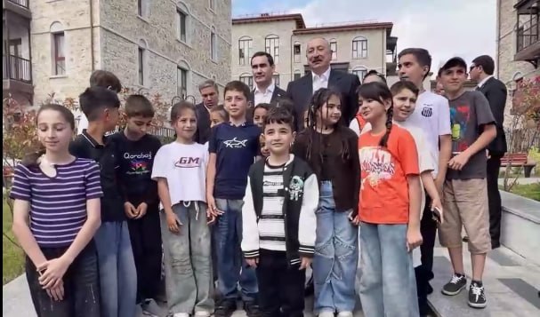İlham Əliyevin Şuşada uşaqlarla səmimi görüşü – VİDEO İlham Əliyevin Şuşada uşaqlarla səmimi görüşü – VİDEO