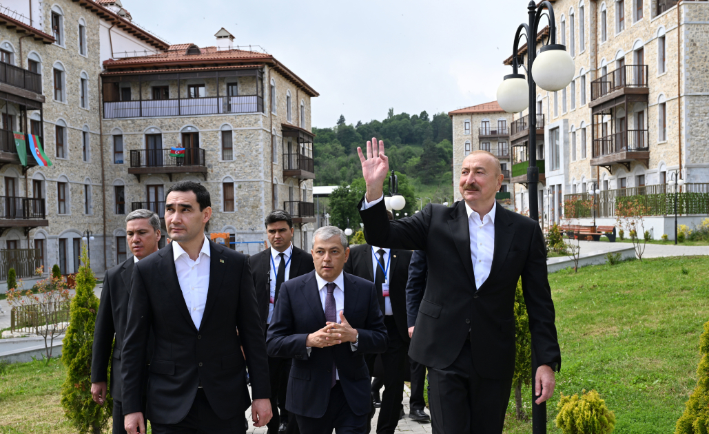 Prezidentlər Şuşa şəhərində inşa edilmiş birinci yaşayış kompleksində - FOTO