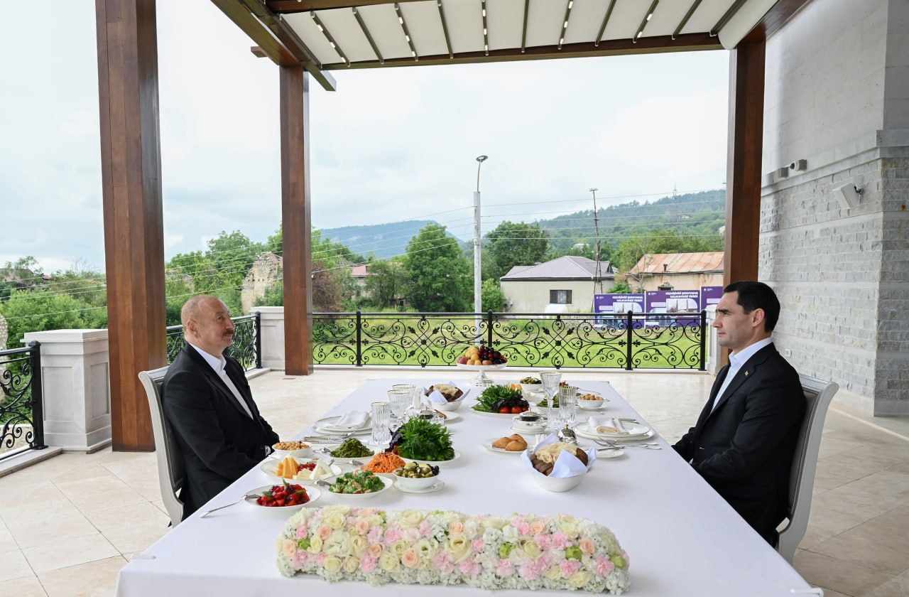 Dövlət başçıları Şuşada birgə naharda - FOTO Dövlət başçıları Şuşada birgə naharda - FOTO