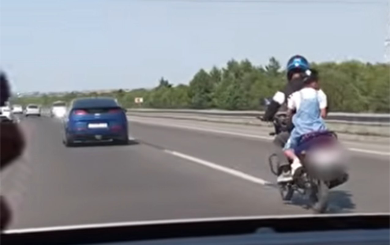 Övladını təhlükəli vəziyyətdə motosikletlə aparan ata saxlanıldı - VİDEO