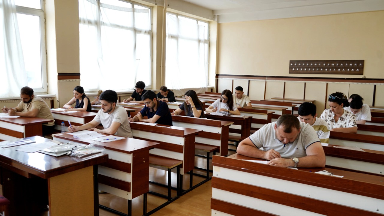 Sabah xarici dil imtahanı var