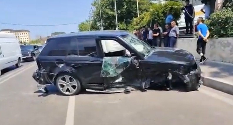 Bakıda "Mercedes"lə &ldquo;Range Rover&rdquo; toqquşdu: Xəsarət alanlar var &ndash; VİDEO