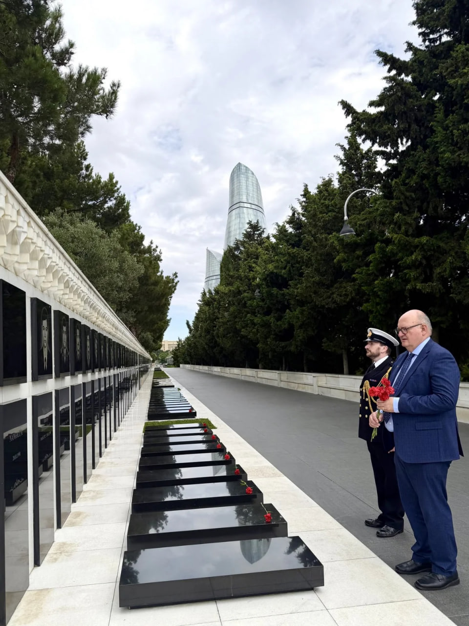 Britaniya səfiri Şəhidlər xiyabanını ziyarət etdi - FOTO