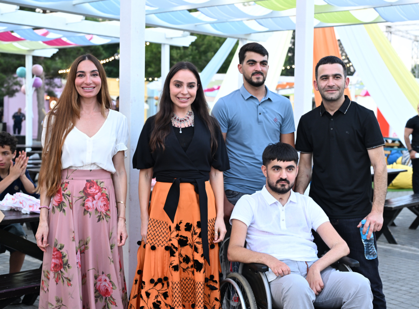 Leyla Əliyeva və Arzu Əliyeva &ldquo;CandyFest&rdquo; yay festivalında su sirki şousunu izlədilər &ndash; FOTO