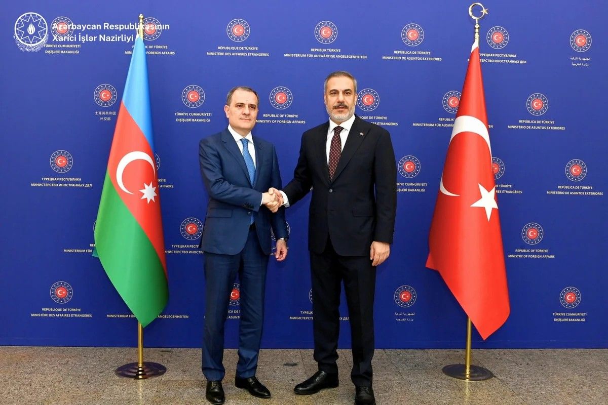 Ceyhun Bayramov Hakan Fidanla regiondakı vəziyyəti MÜZAKİRƏ ETDİ