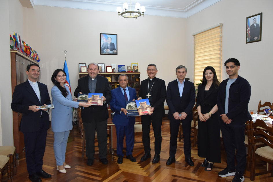 Vatikan nümayəndə heyəti Azərbaycan Milli Kitabxanasında &ndash; FOTO