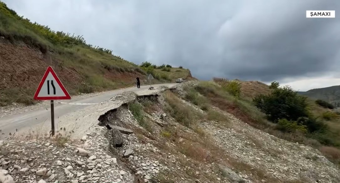Şamaxıda torpaq sürüşməsi yolları yararsız hala saldı - VİDEO