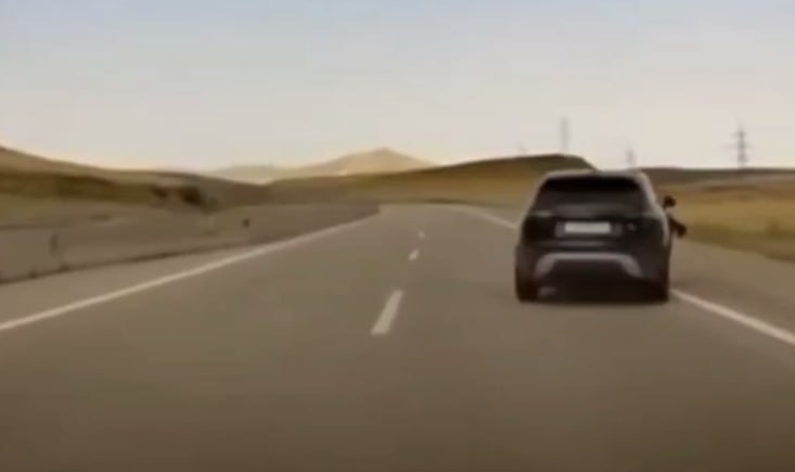 Bakı-Şamaxı yolunda DƏHŞƏT: Qarşıdan gələn avtomobilin təkəri çıxaraq "Range Rover"ə çırpıldı - ANBAAN VİDEO
