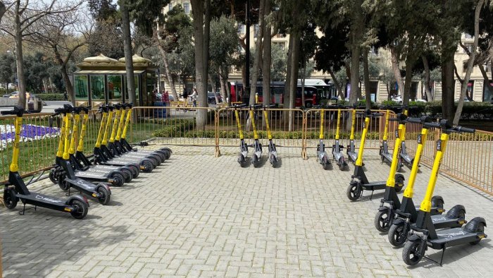 Bulvarda skuterləri küçəyə düzdürən sahibkar CƏRİMƏLƏNDİ