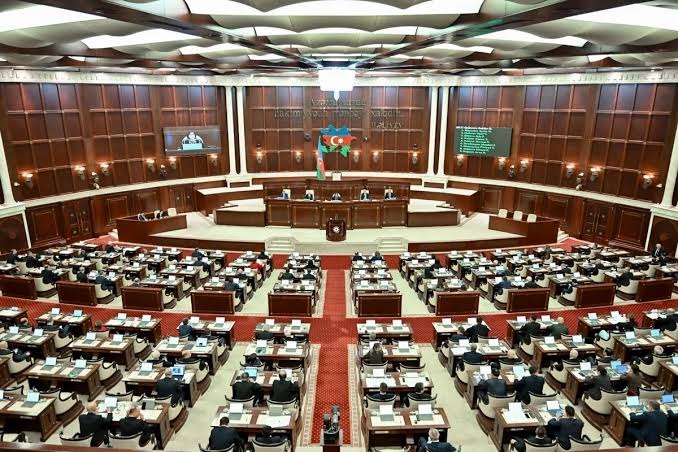 Milli Məclis məcburi köçkünlərlə bağlı qanunu qəbul etdi