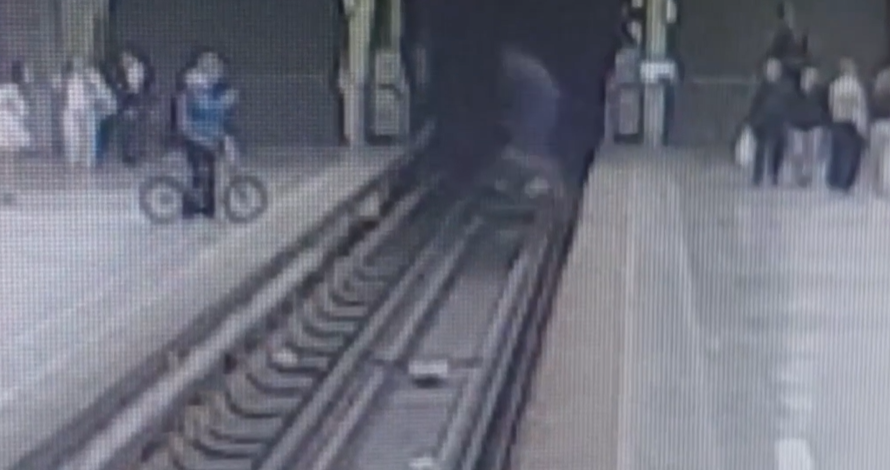 Metroda velosipedlə relslərin üzərindən TULLANDI &ndash; ANBAAN VİDEO
