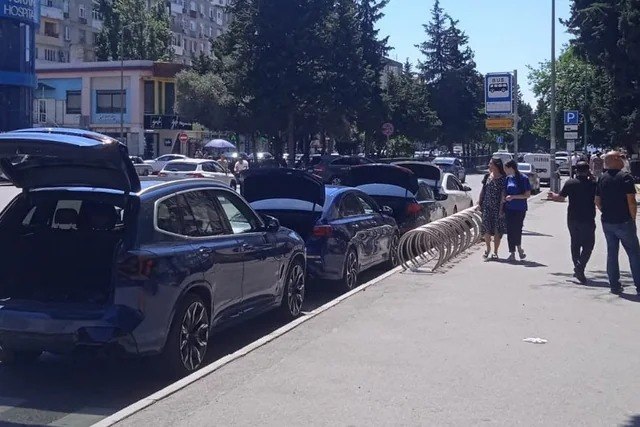 Əhmədlidə sürücülər cərimədən yayınmaq üçün avtomobillərin nömrəsini belə gizlədirlər - FOTO