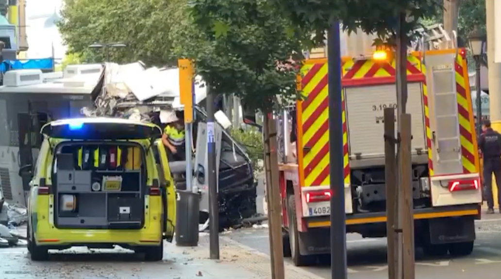 İspaniyada sərnişin avtobusu binaya çırpıldı: 43 yaralı var – VİDEO İspaniyada sərnişin avtobusu binaya çırpıldı: 43 yaralı var – VİDEO