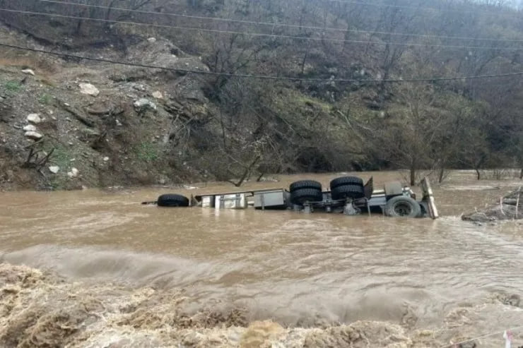 Samuxda yük maşını çaya aşdı, bir nəfər suda boğuldu