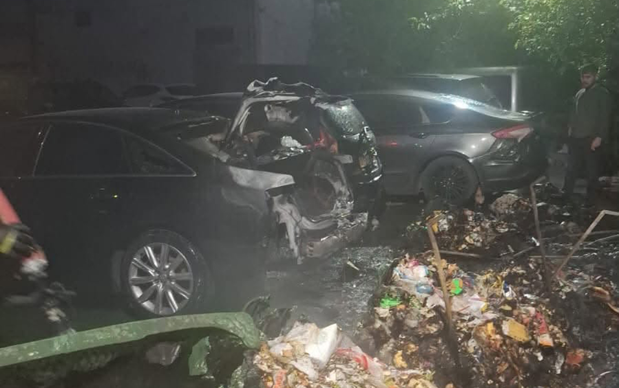 Bakıda yaşayış kompleksinin həyətində yanğın: Avtomobillərə ziyan dəydi - FOTO