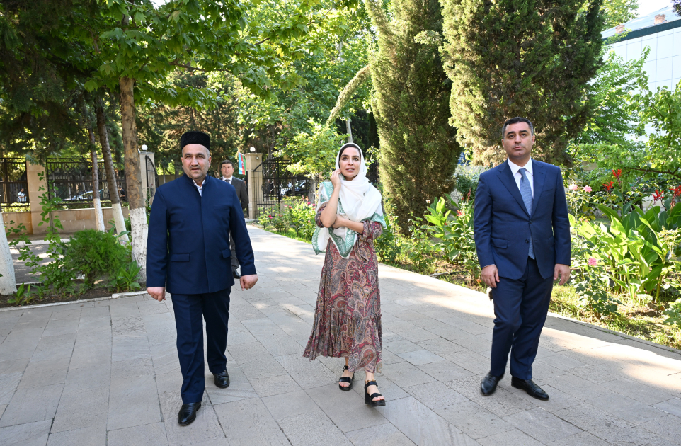 Leyla Əliyeva Yevlaxda Cümə məscidini ziyarət etdi &ndash; FOTO