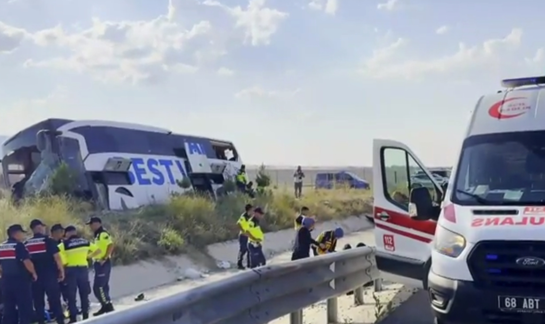 Türkiyədən İraqa gedən avtobus aşdı: 44 yaralı var - VİDEO