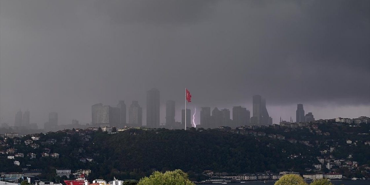 İstanbulu su BASIB - Nəqliyyatın hərəkətində çətinlik yaranıb