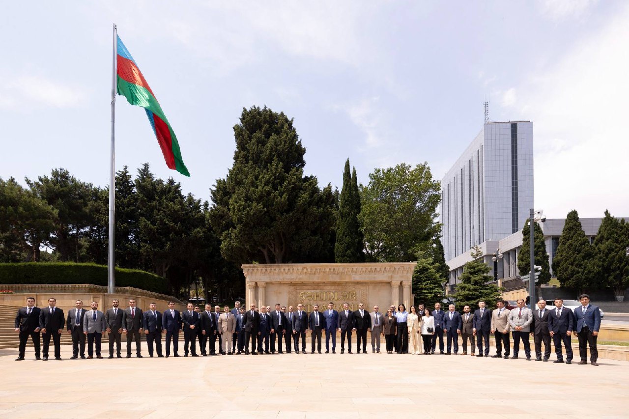 &ldquo;AzerGold&rdquo; QSC-nin fəaliyyətə başlamasının 10 illiyi münasibətilə Fəxri xiyaban və Şəhidlər xiyabanı ziyarət olundu - FOTO