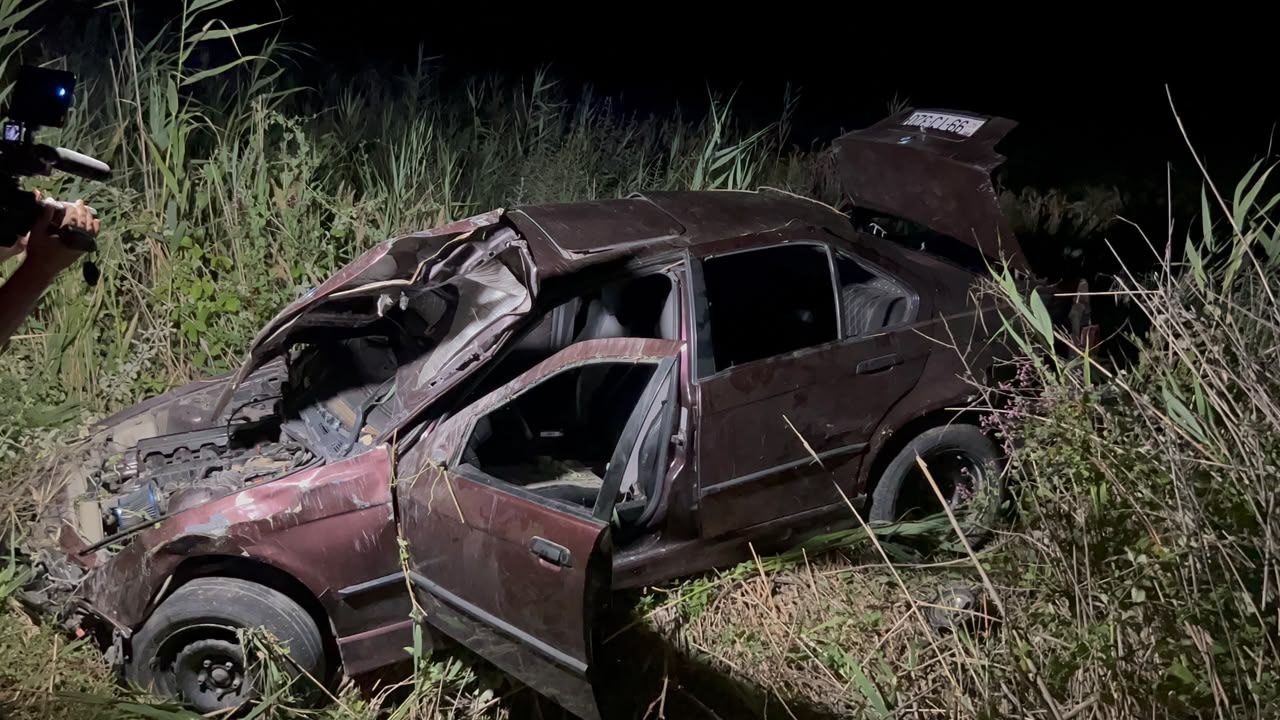 Kürdəmirdə BMW yoldan çıxaraq aşdı - FOTO