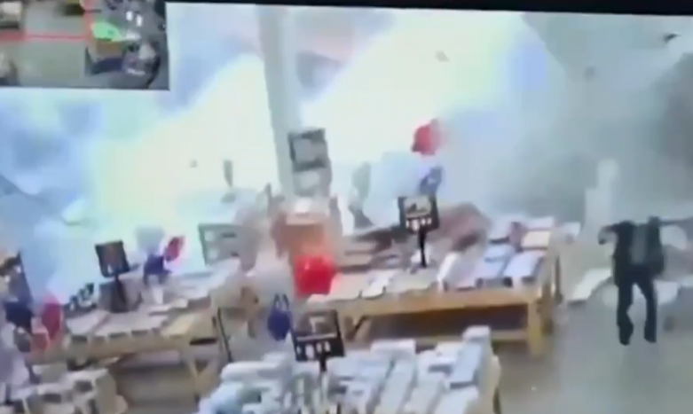 Ticarət mərkəzinin damı çökdü – ANBAAN VİDEO Ticarət mərkəzinin damı çökdü – ANBAAN VİDEO