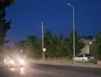 Sarayda təhlükə: İşıq dirəkləri aşıb, küçə qaranlığa qərq oldu - VİDEO