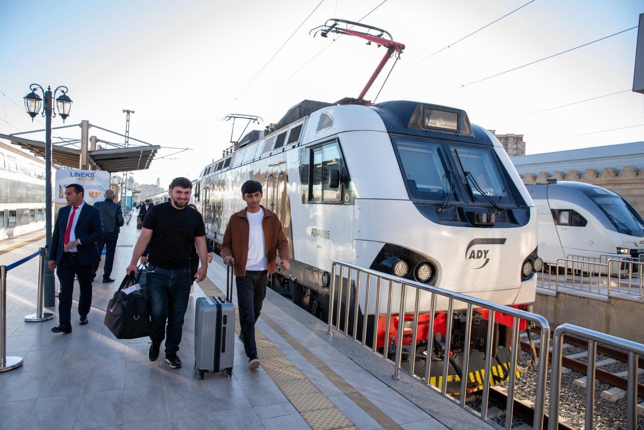 Qatarla Tbilisiyə getmək istəyənlərin NƏZƏRİNƏ &ndash; Ucuz biletlər satışa çıxarıldı &ndash; FOTO