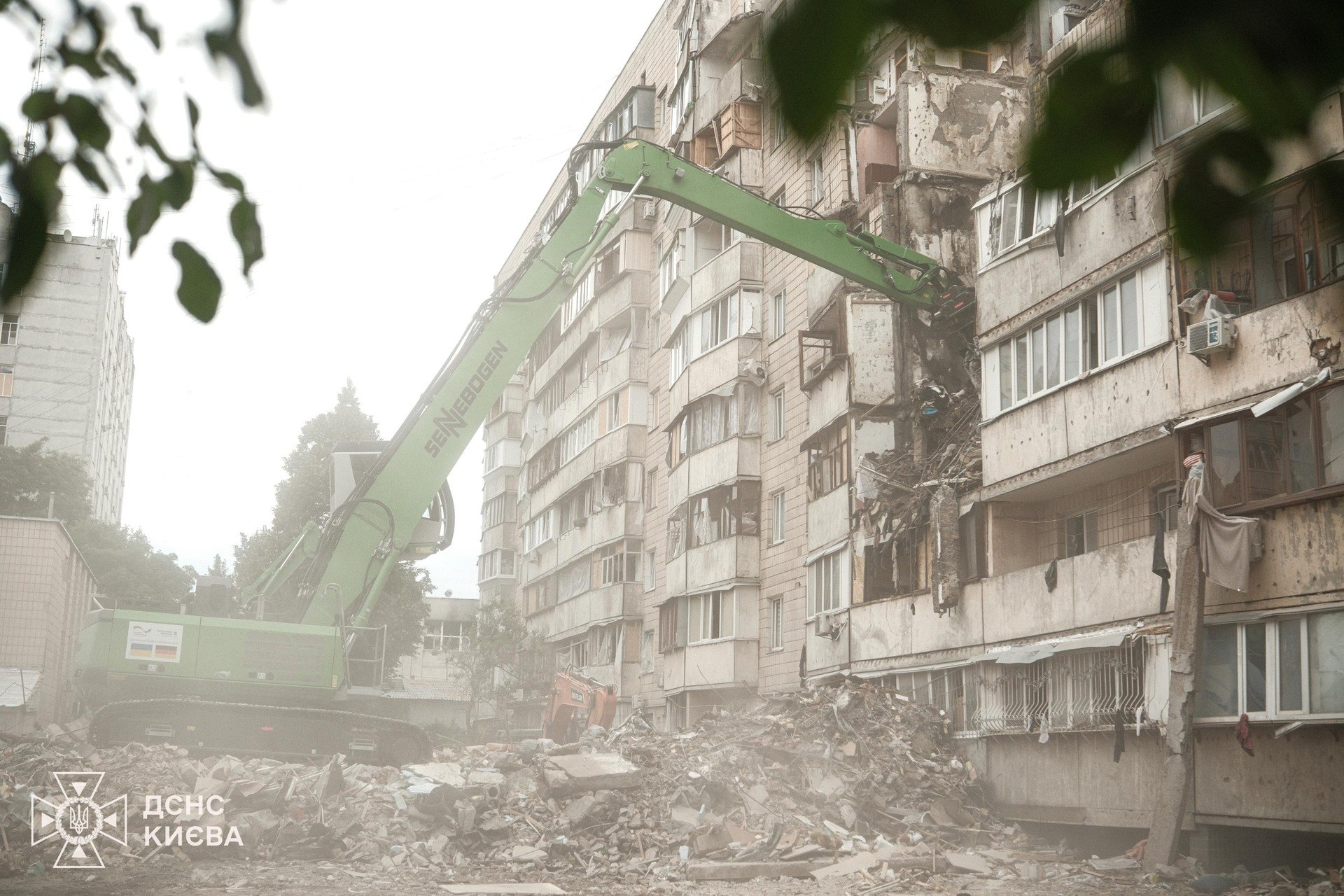 Kiyevdə xilasetmə əməliyyatı başa çatdı &ndash; 19 ölü, 61 yaralı var &ndash; FOTO